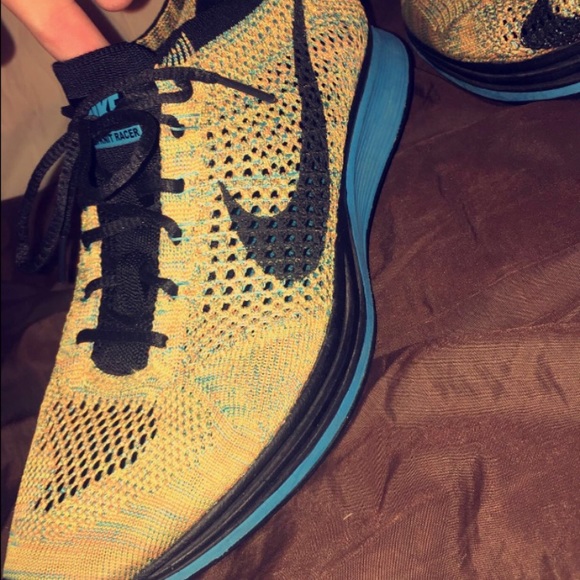 Nike Fly Knit Racers - Picture 4 of 4