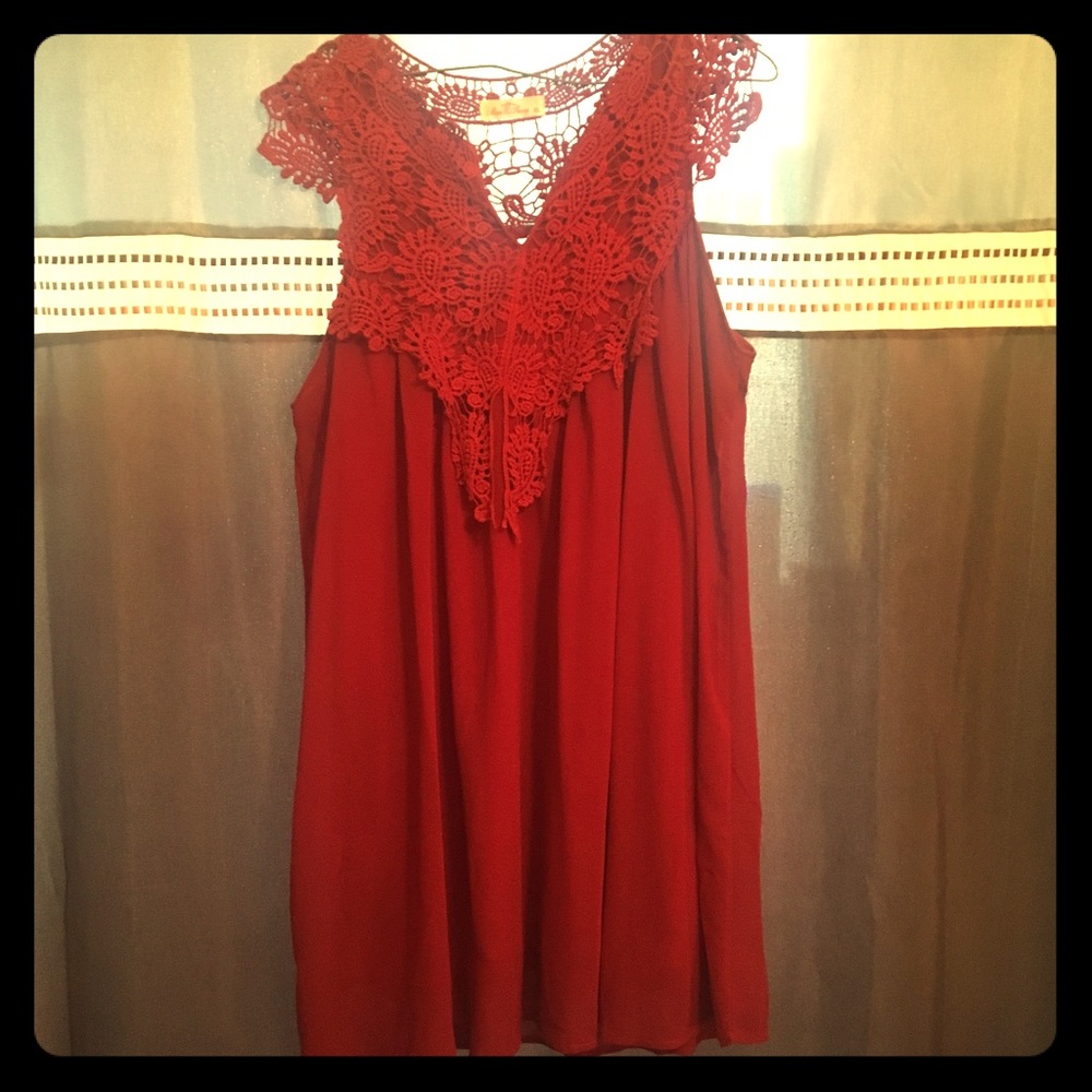 Wine color sleeveless dress.