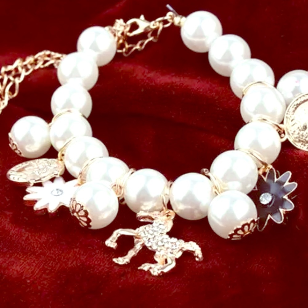 DOUBLE CHAIN BRACELET WITH PEARLS AND HORSES CUTE!