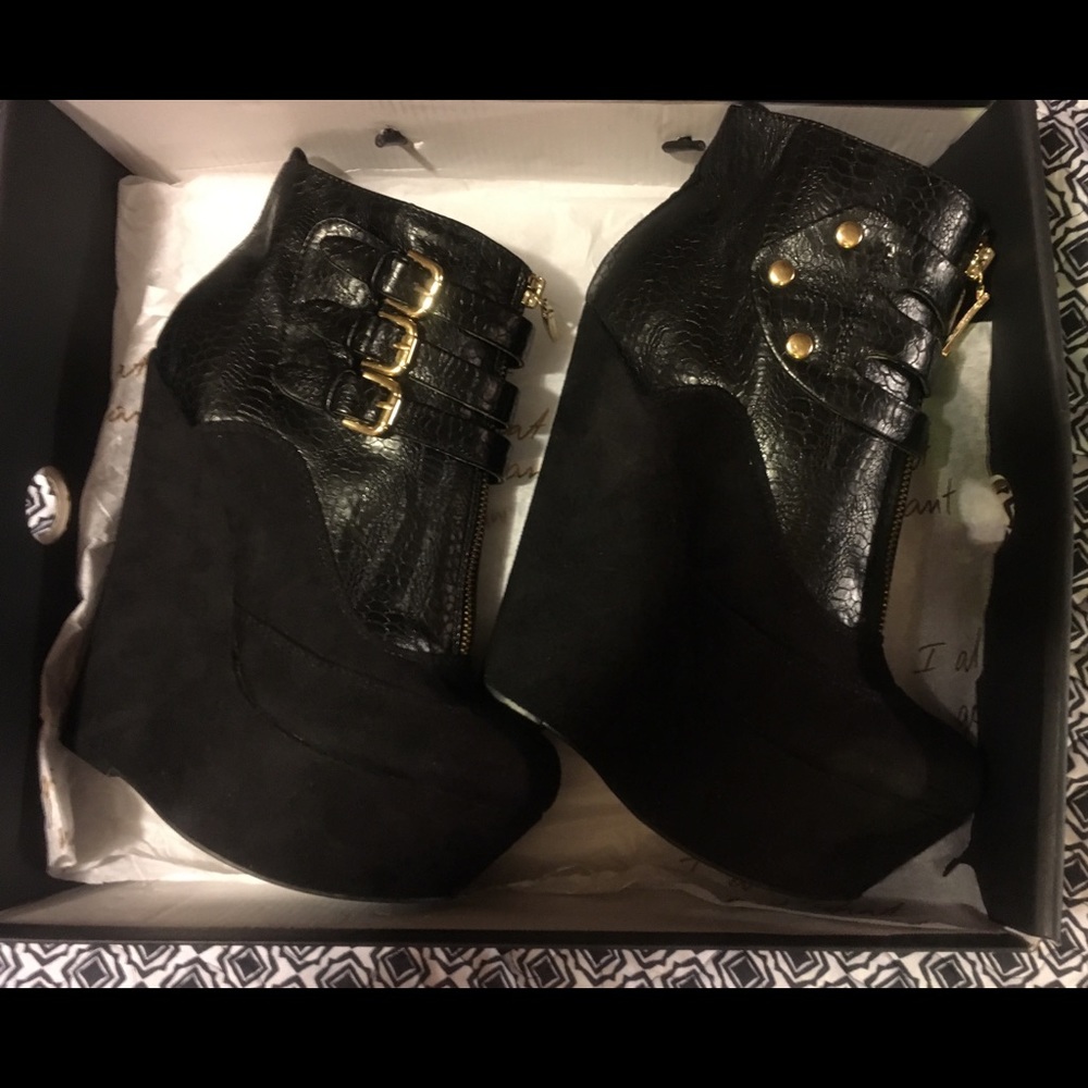 NIB Authentic bebe Liona Buckle Wedge Booties