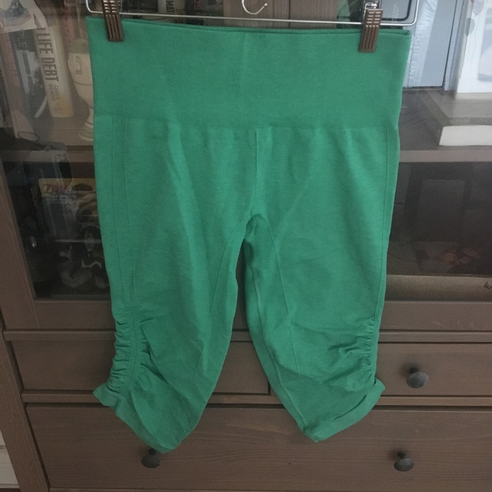 Green Lululemon crops. Perfect condition.