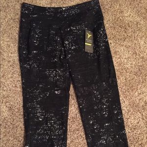 Old navy cropped workout leggings NWT  size m