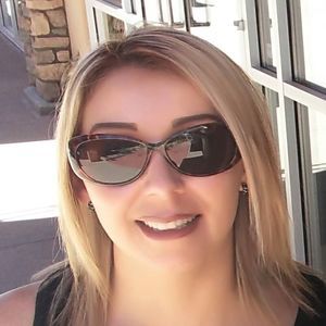 Meet your Posher, Lora