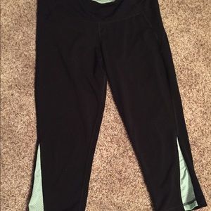 Old navy cropped workout leggings, size large
