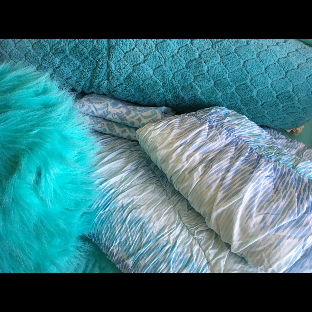 Twin pbteen comforter and shams