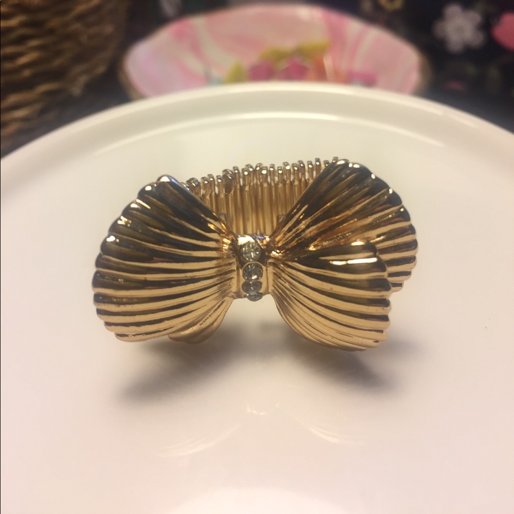 Lilly Pulitzer adjustable gold bow ring.