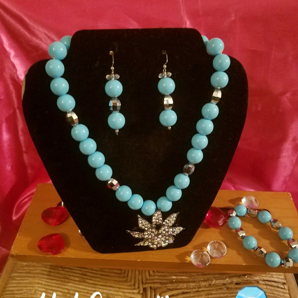 Woman's necklace set