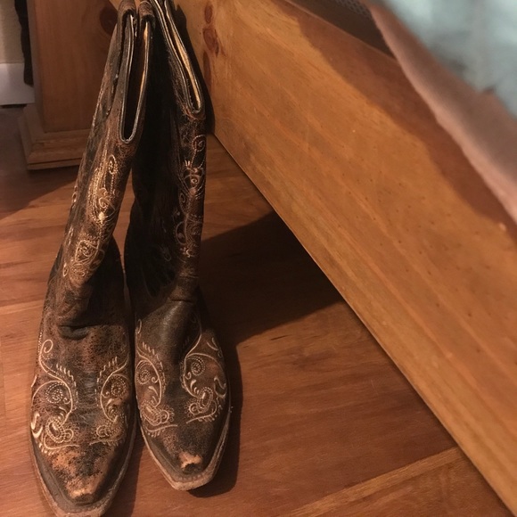 Pointed toe Boots - Picture 2 of 3