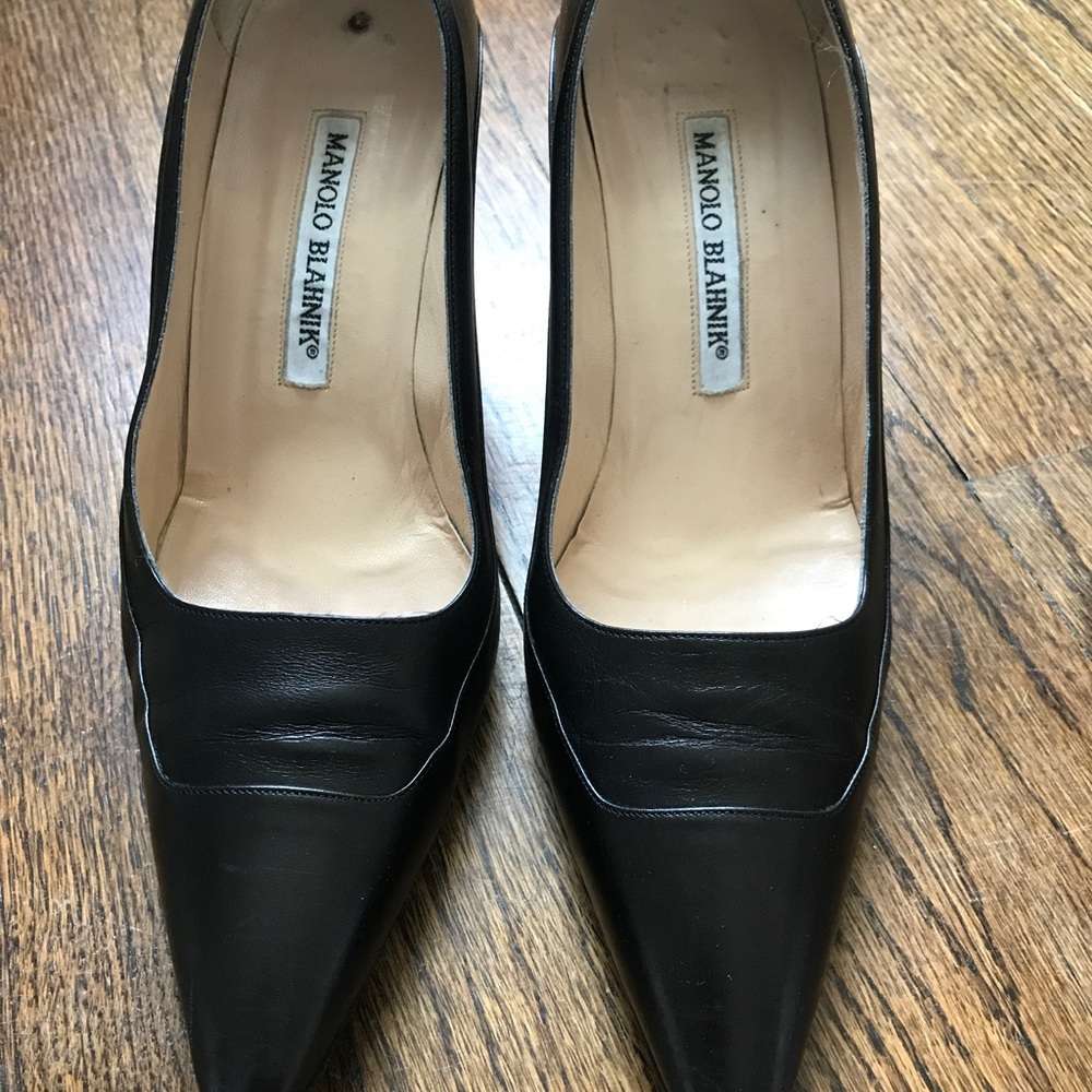 Manolo Blahnik black leather classic pumps