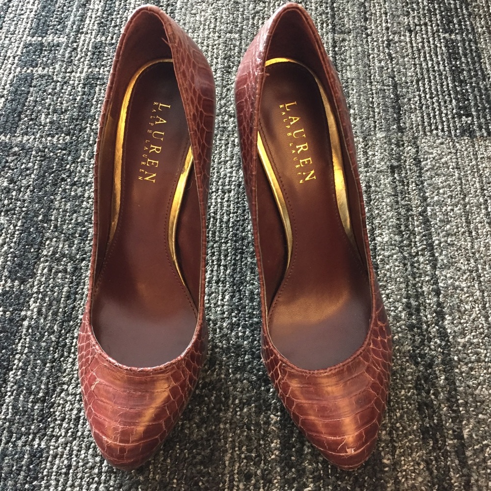 Lauren Ralph Lauren burgundy rounded toe heel