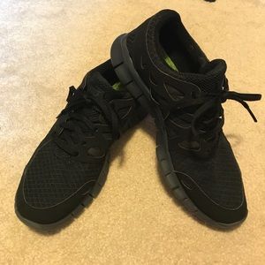 Black Nike sneakers. (Men's 7.5)