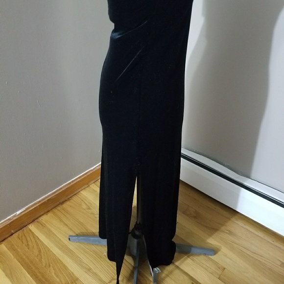 Form fitted black crushed velvet gown, side slits - Picture 5 of 6