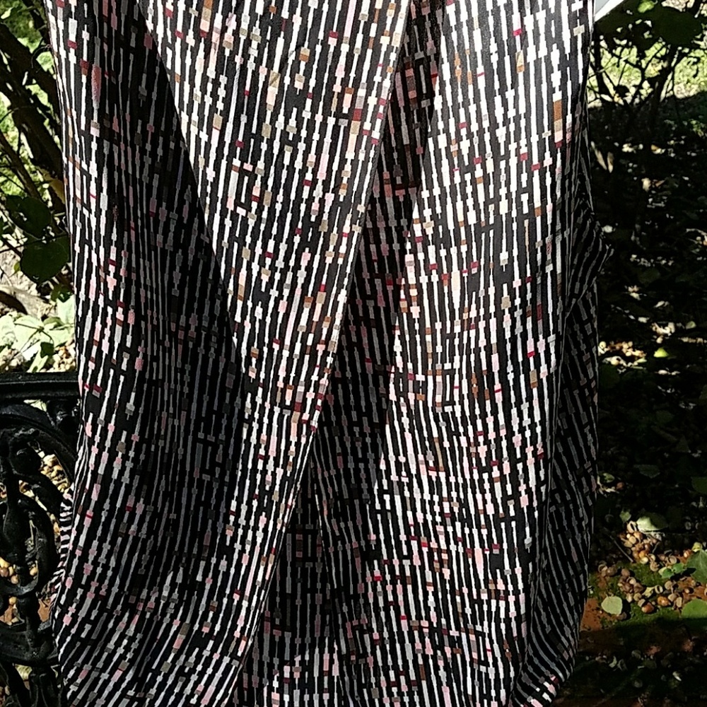 Gorgeous white house black market top - Picture 4 of 6