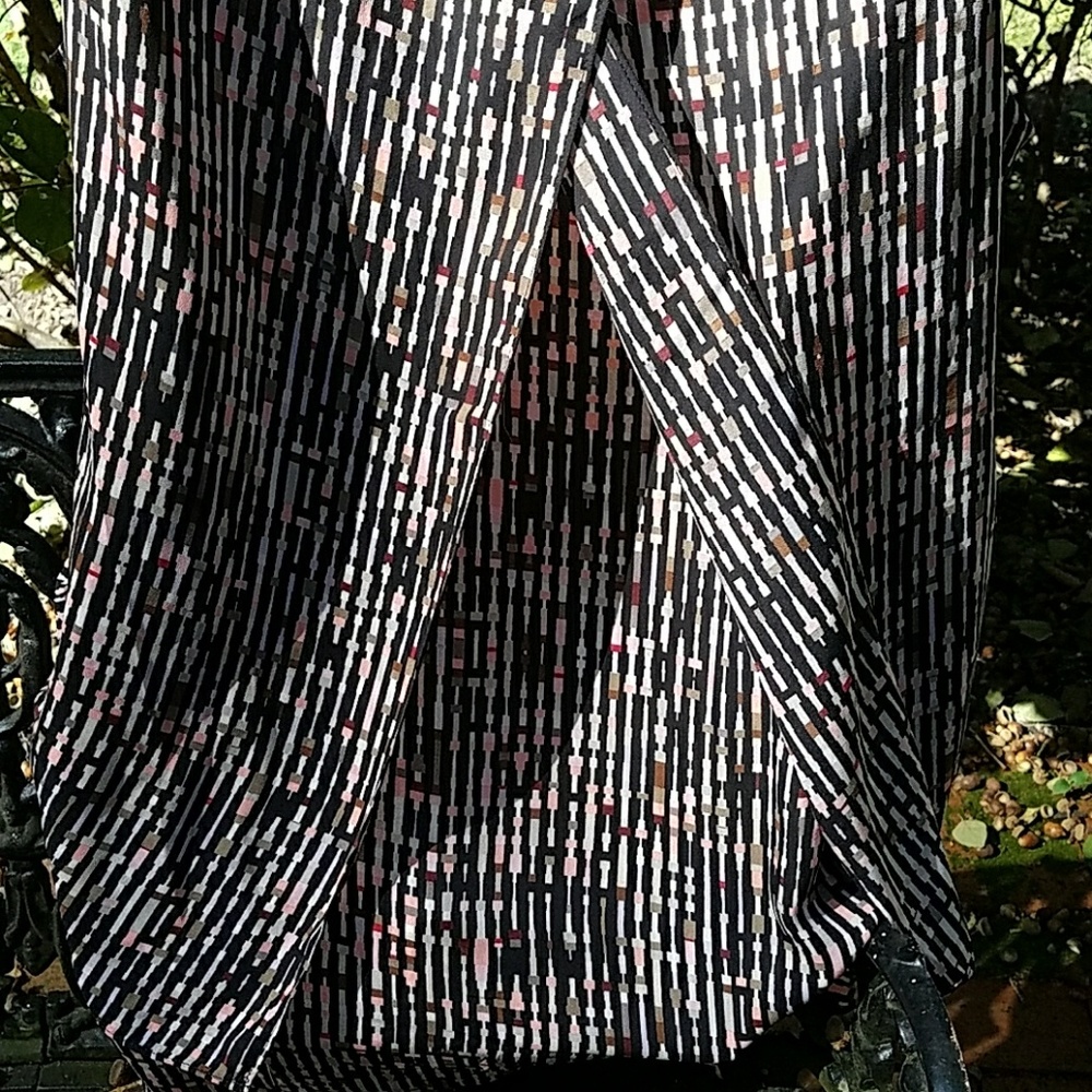 Gorgeous white house black market top - Picture 5 of 6