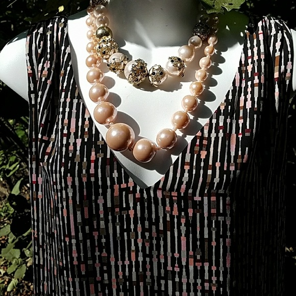 Gorgeous white house black market top - Picture 2 of 6