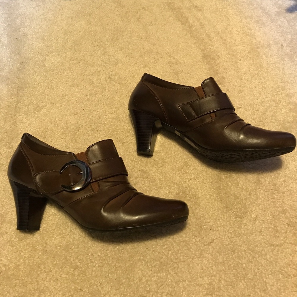 Brown booty heels