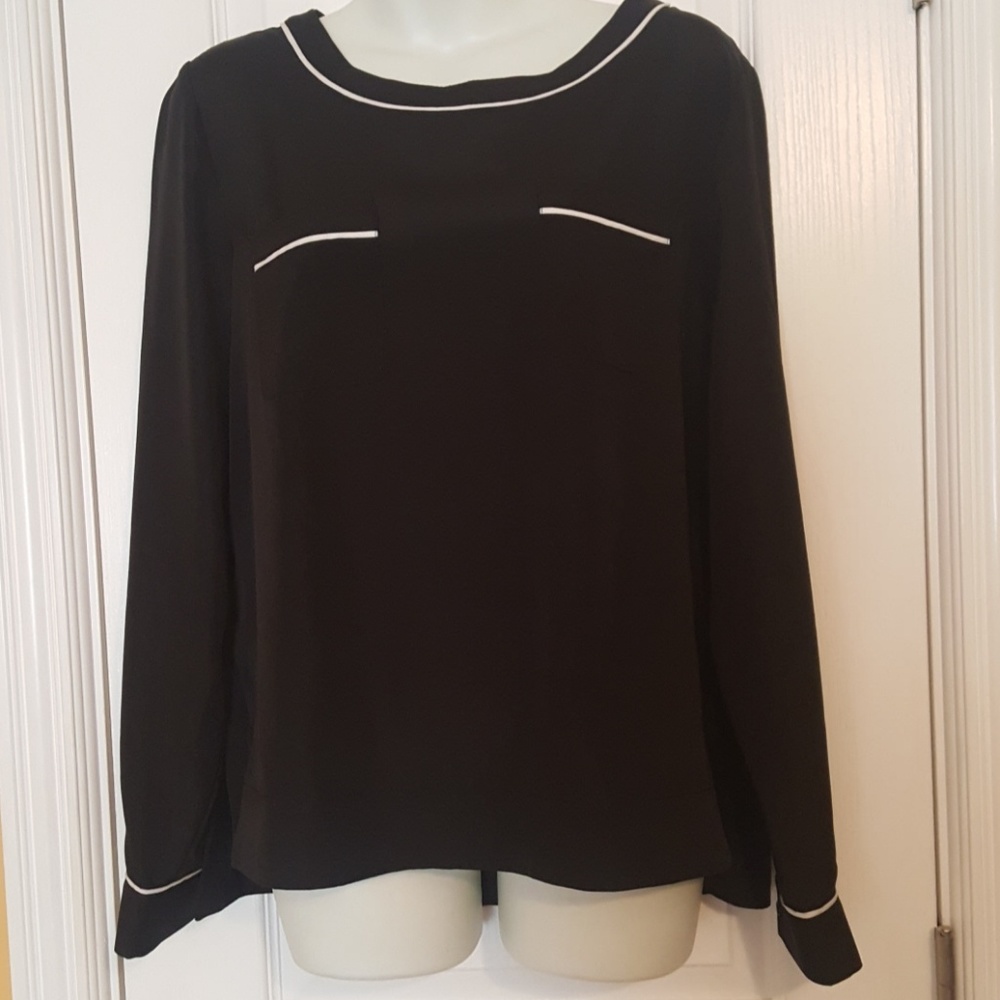 Anne Klein black top w/white piping