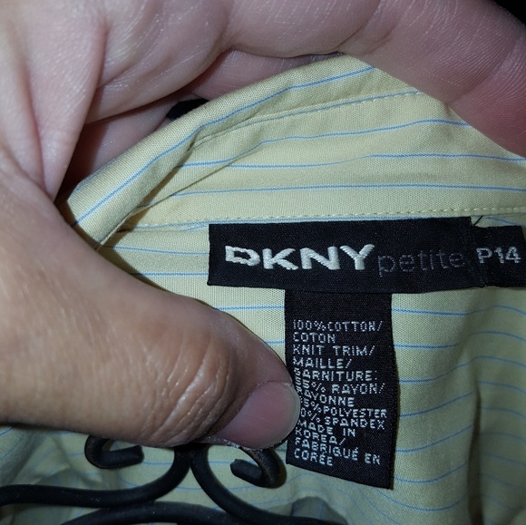 Snap bottom stay put blouse - Picture 4 of 4