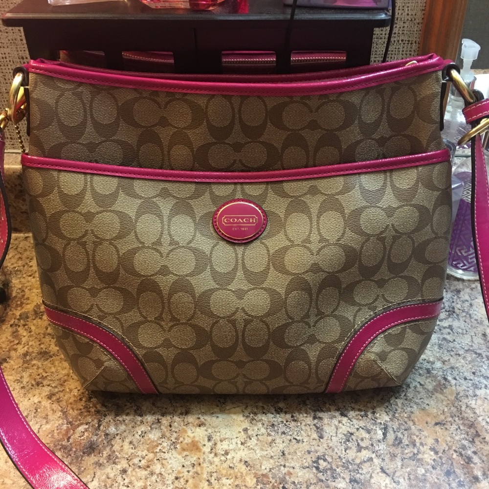 Coach crossbody large and beautiful!!