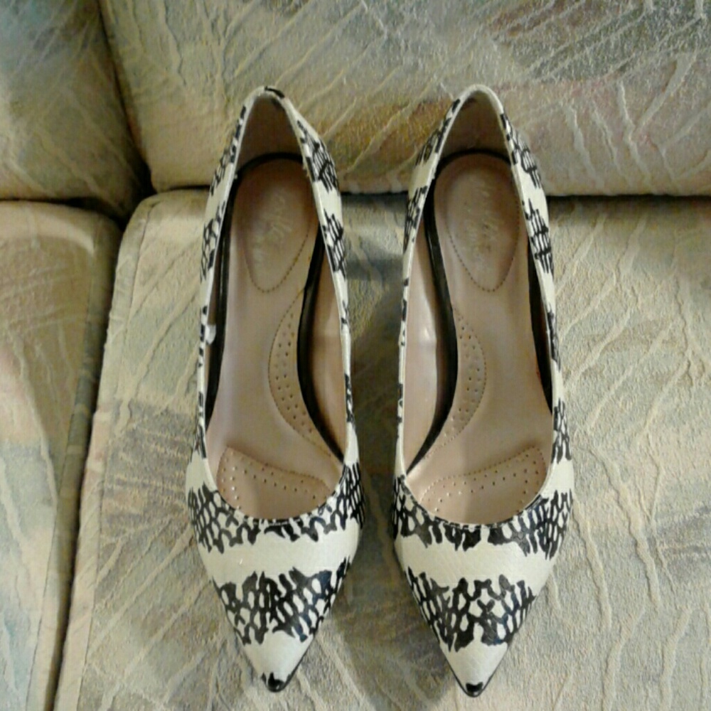 Black and white kitty heels pumps.