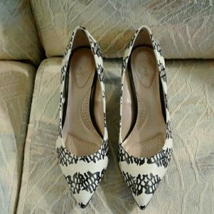 Black and white kitty heels pumps.