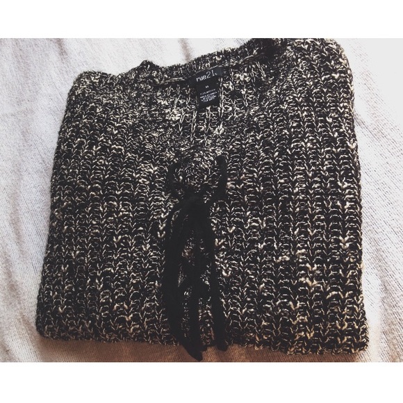 Tie up sweater - Picture 3 of 3