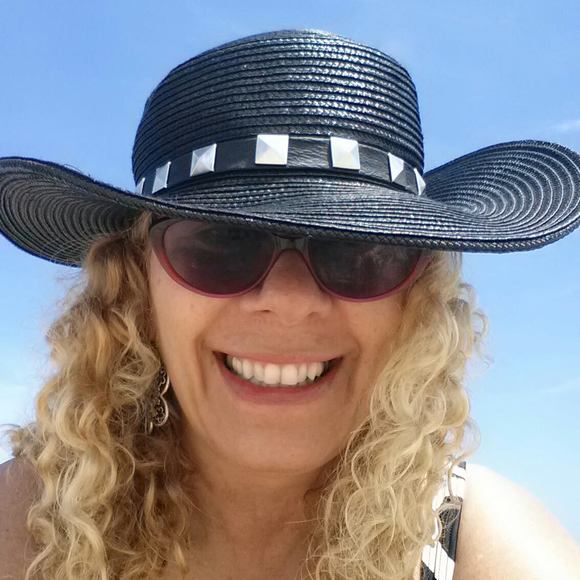 Meet your Posher, Alison - Picture 1 of 1