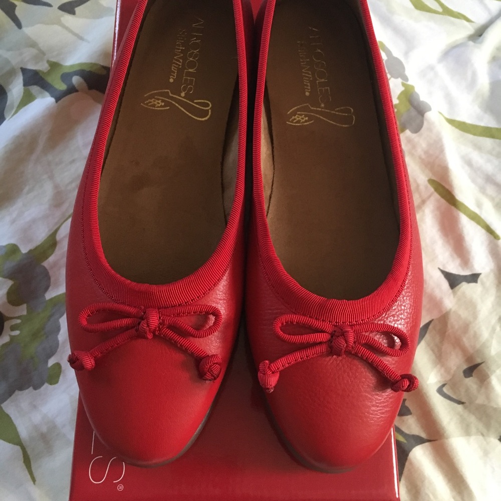NWT Aerosoles Red flats size 8 1/2