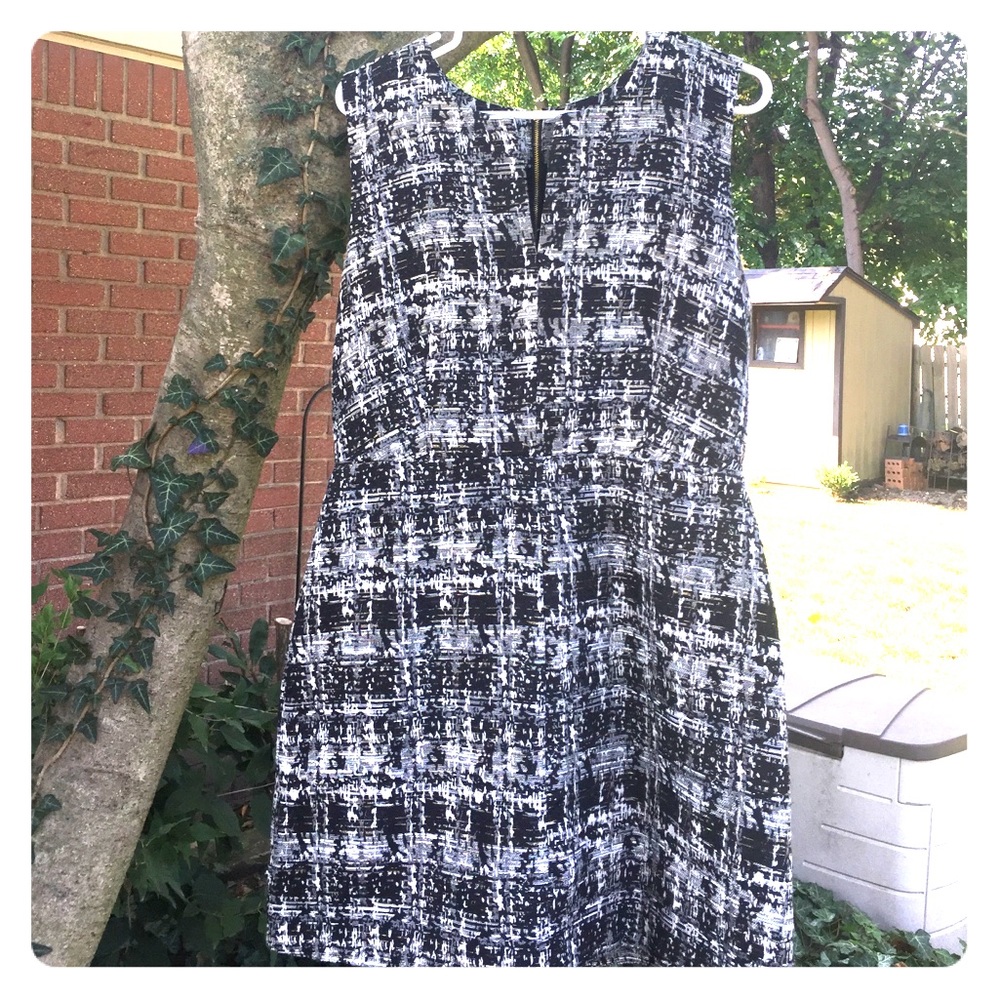 Black and white dress with good detail