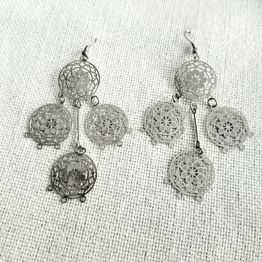 🔴$5 Silver Filigree Earrings🔴 - Picture 2 of 2