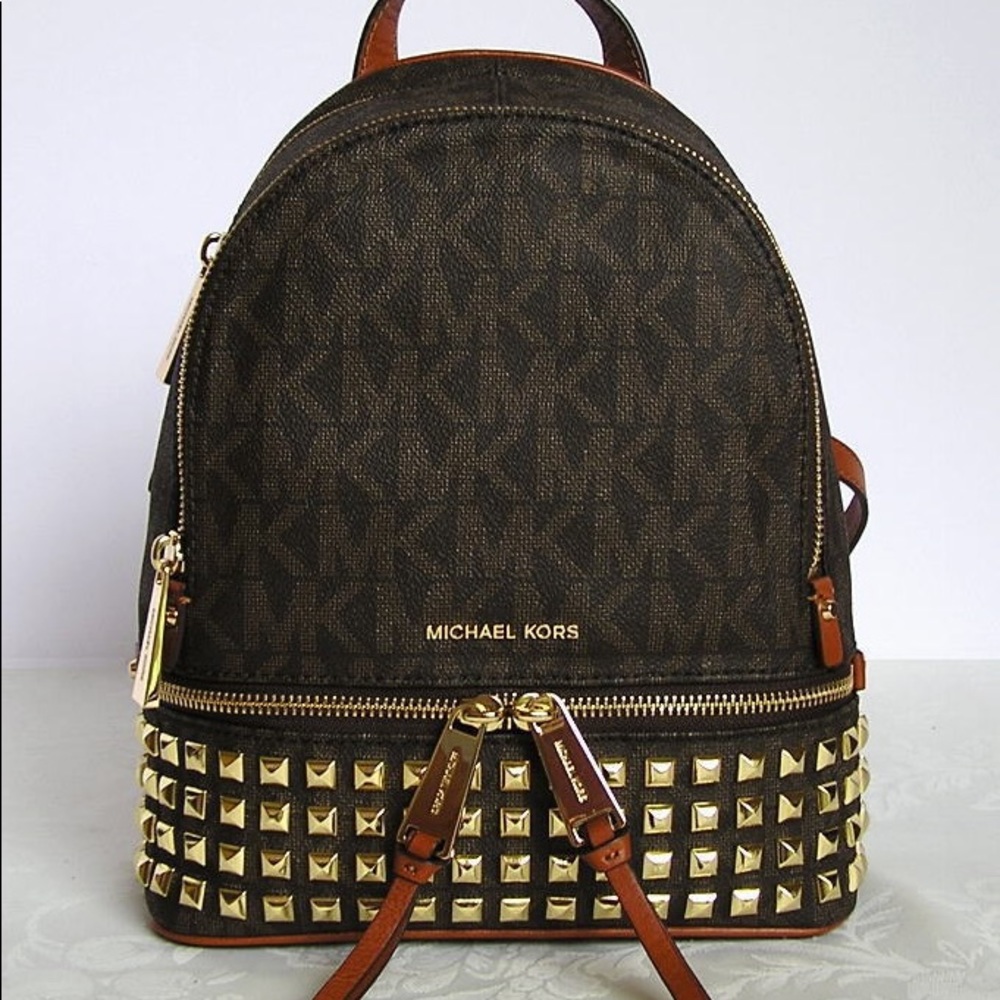 ⛔️SEARCHING‼️MICHAEL KORS BACKPACK