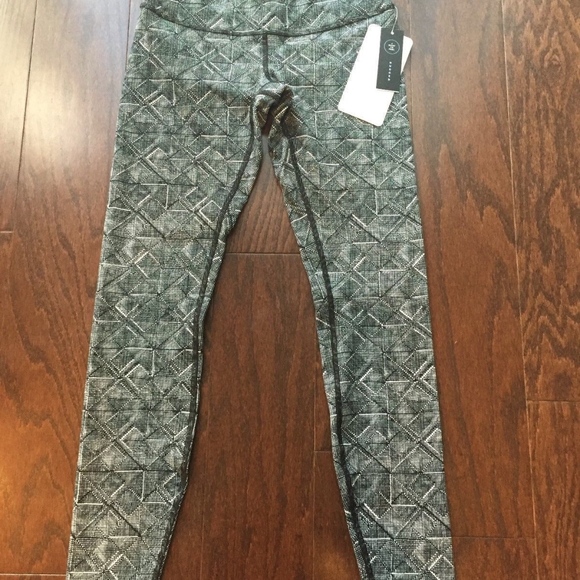 Lululemon Wunder Under Tight Low-Rise Size6 NWOT - Picture 2 of 6