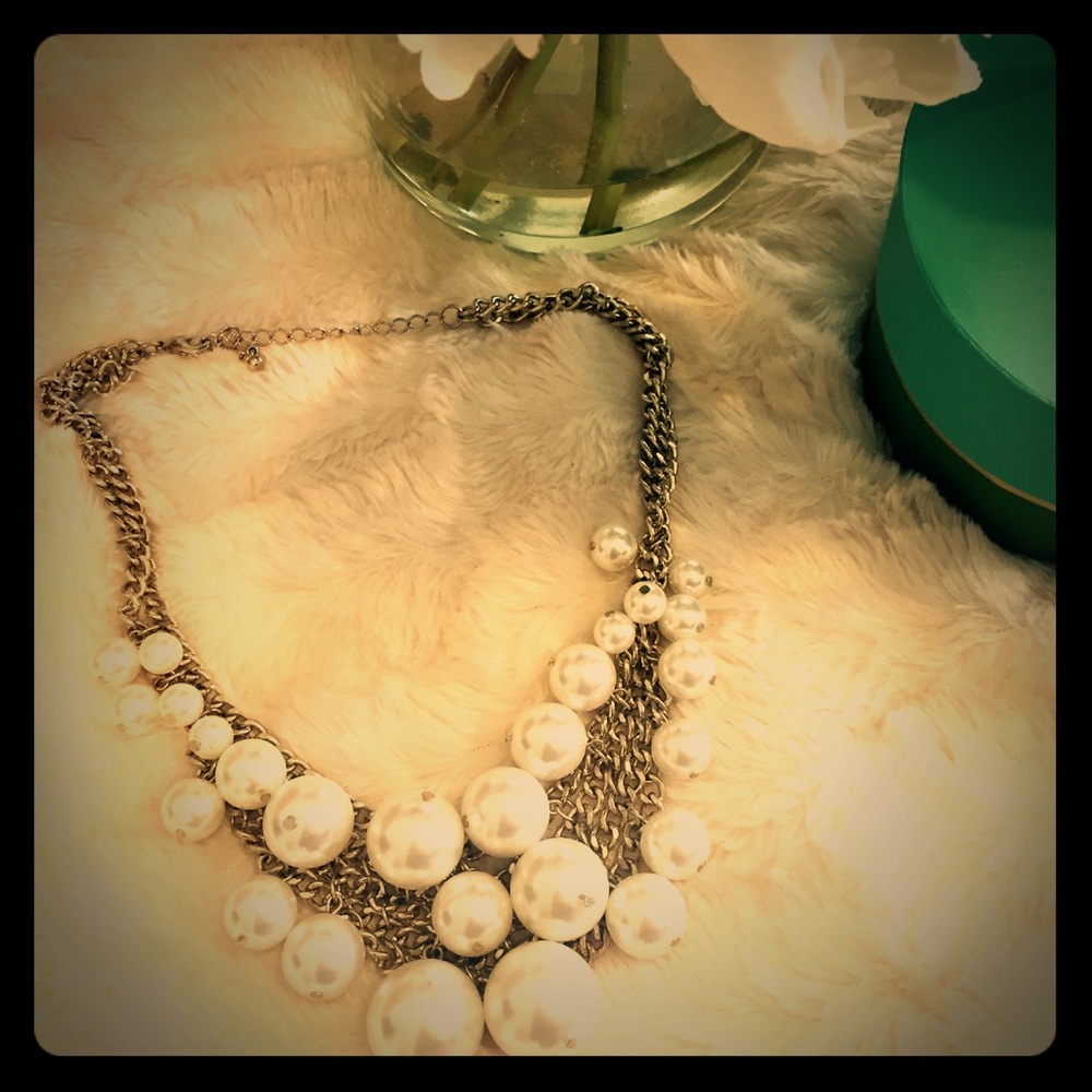 Statement pearl necklace