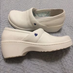 Nurse mates size 9W nursing white clogs