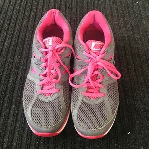 Nike tennis shoe dual fusion