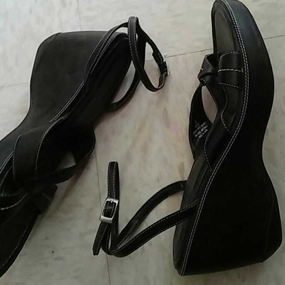 Sandal w/ wedged heel