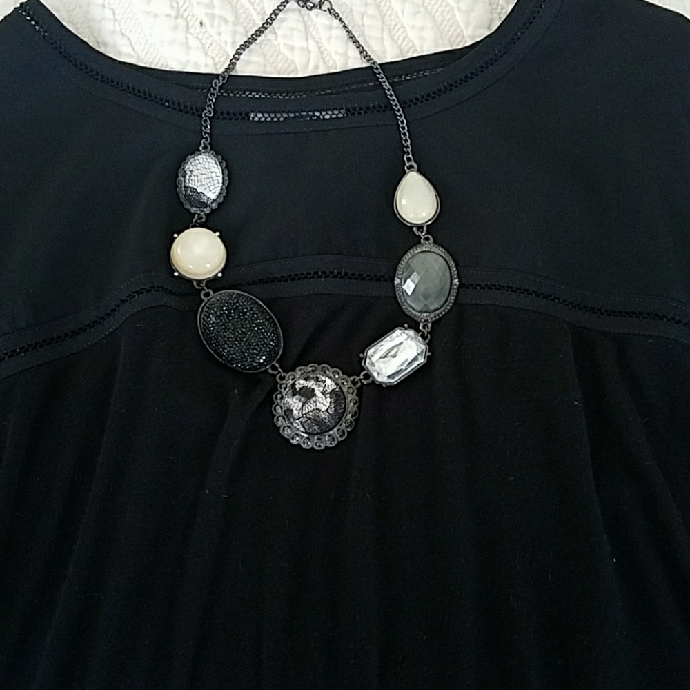New York and co. Black & cream statement necklace