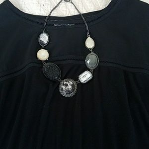 New York and co. Black & cream statement necklace
