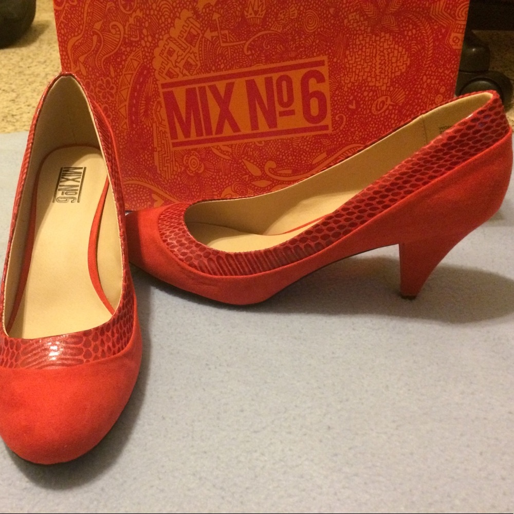 Red pumps. Cone heels. NIB