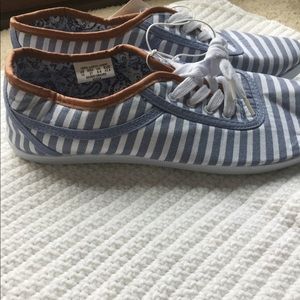 Cute soft tennis shoe - sz 10