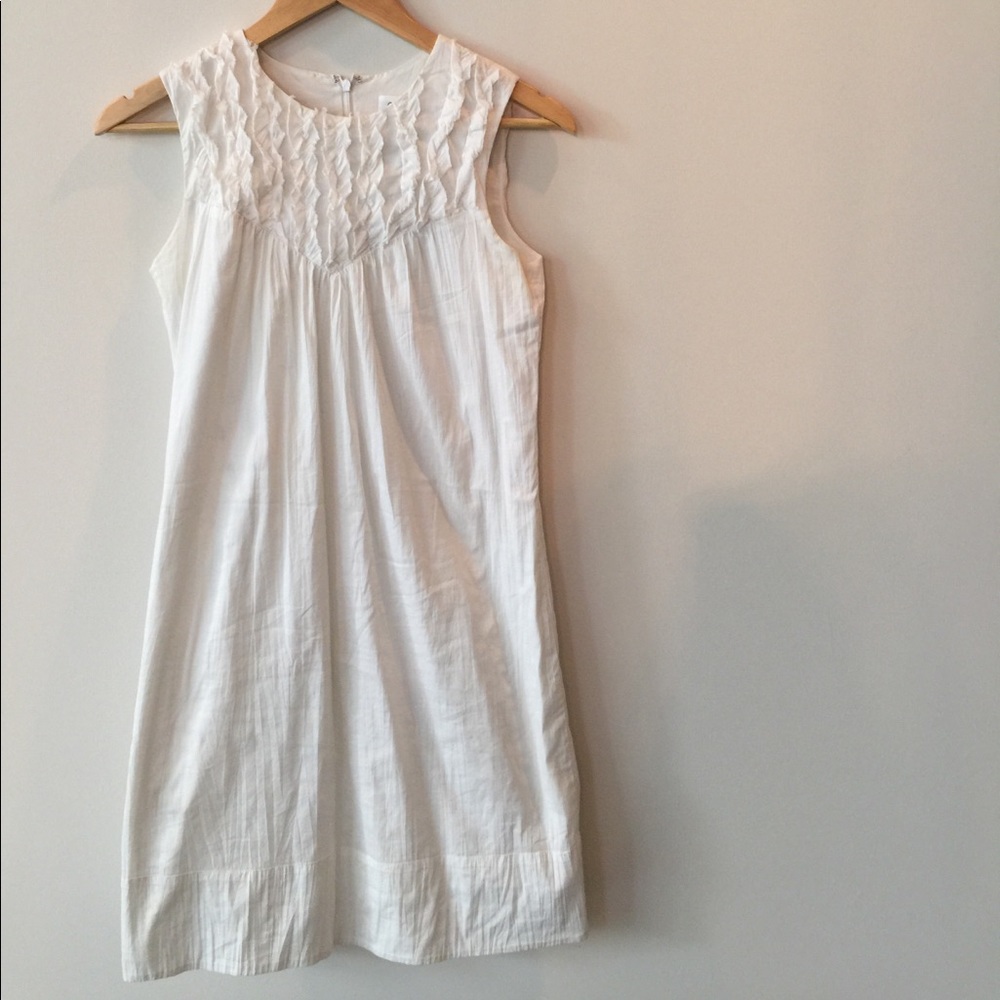 White Cotton 👗 for a 🌊 portrait. Calvin Klein.