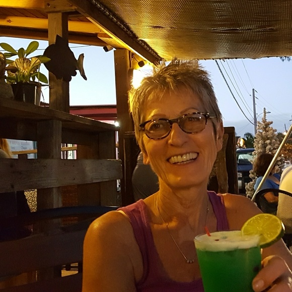 Meet your Ambassador Posher - Picture 4 of 5