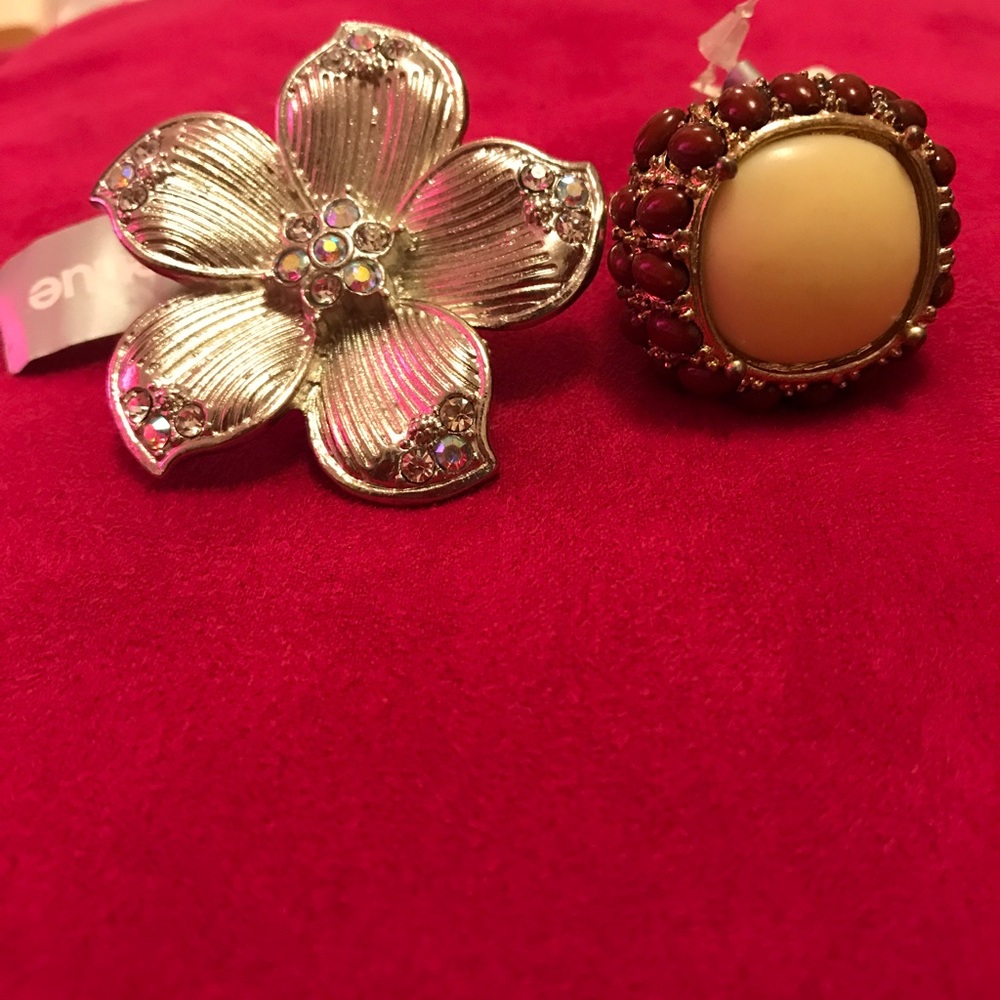 Avenue stretch rings. Both rings included.
