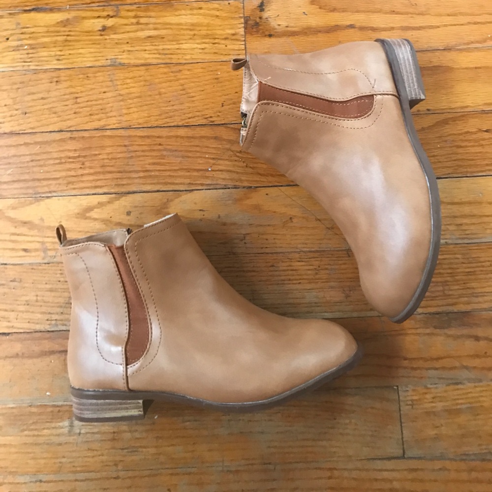 Cute tan boots !