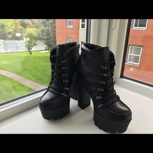 Black leather platform bootie (GWINNIE)