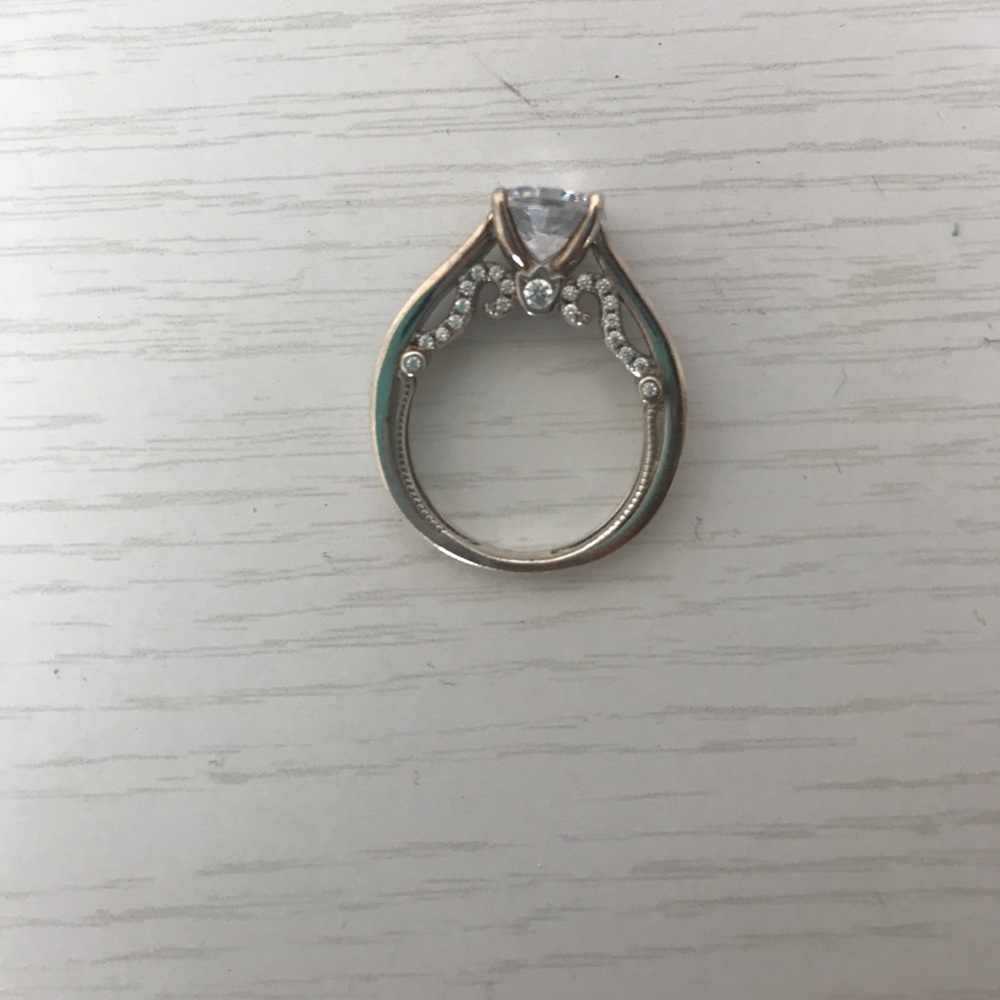 Beautiful ring - Picture 2 of 4