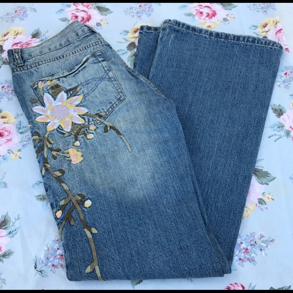 NWOT Abercrombie & Fitch floral embroidered jeans.