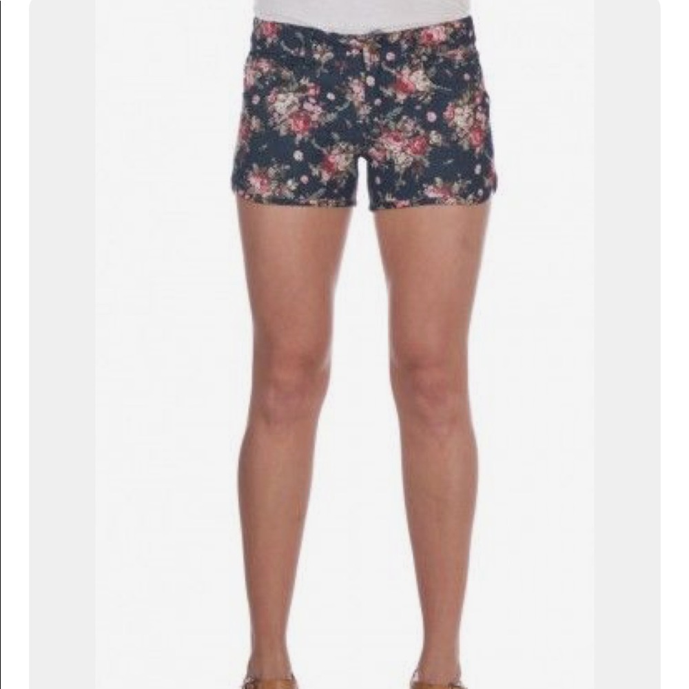 GENTLE FAWN FLORAL SHORTS