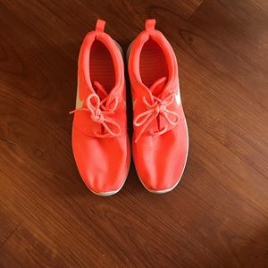 Size 8 Coral Nike Roshe One
