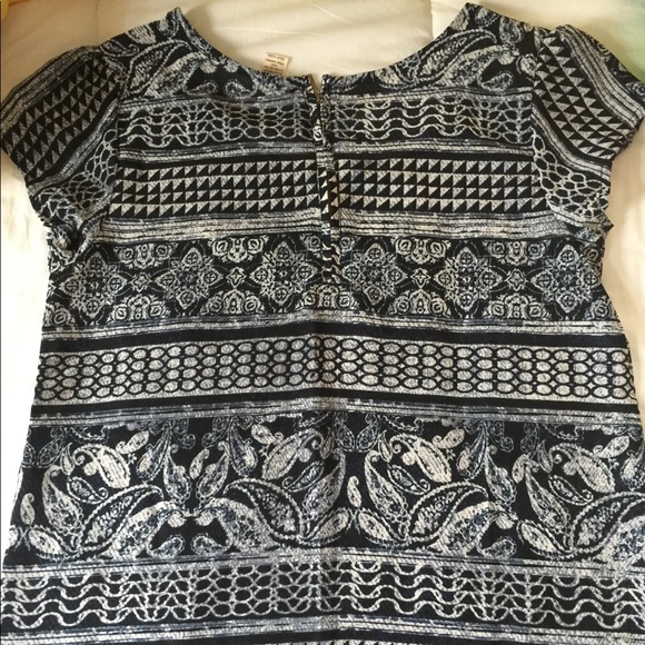 Pretty zipper back shell/ blouse sz M - Picture 2 of 3